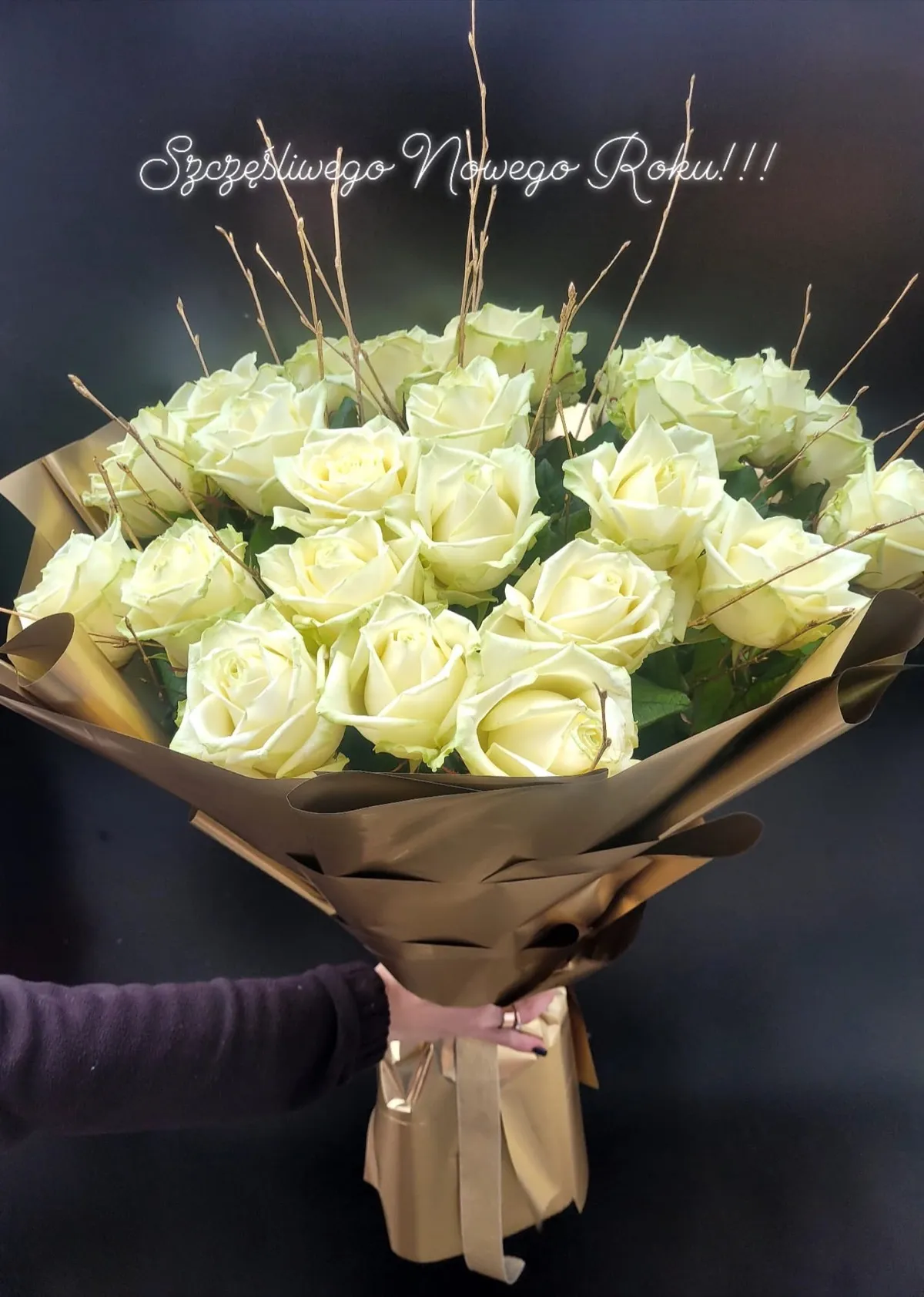 Elegancki bukiet białych róż w złotym papierze — Kwiaciarnia Bukieteria Gorzów